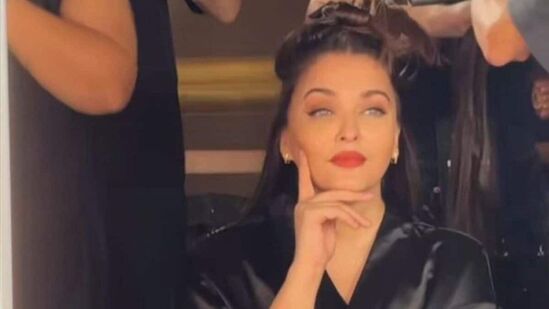 ऐश्वर्याच्या मेकअप रूमचे हे छायाचित्र आहे. या फोटोमध्ये ऐश्वर्या 'पॅरिस फॅशन वीक 2024'साठी तयार होताना दिसत आहे.