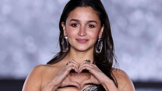 'पॅरिस फॅशन वीक 2024'मध्ये आलिया मेटॅलिक सिल्व्हर बस्टिअरमध्ये अतिशय सुंदर दिसत आहे. तिने काळ्या ऑफ-शोल्डर जंप सूटसह हा बस्टिअर परिधान केला आहे