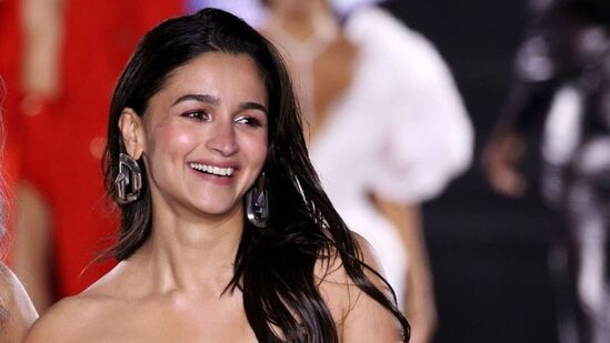 मेकअपबद्दल बोलायचे झाले तर तिने थोडा टच-अप करून केसांची स्टाइल केली आहे.