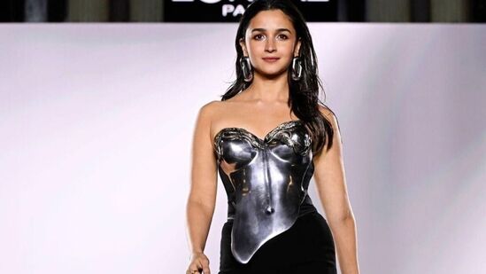 रॅम्पवर चालताना, आलिया भट्टने सर्वांना फ्लाईंग किस दिले