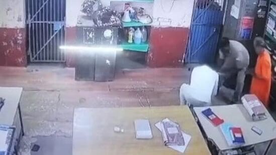 रिपोर्ट लिहिण्यासाठी पोलिस ठाण्यात गेलेल्या वृद्धाला आला हृदयविकाराचा झटका! पोलिसांनी सीपीआर देऊन वाचवले प्राण रिपोर्ट लिहिण्यासाठी पोलिस ठाण्यात गेलेल्या वृद्धाला आला हृदयविकाराचा झटका! पोलिसांनी सीपीआर देऊन वाचवले प्राण