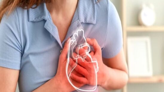 या गोष्टींकडे लक्ष द्या - तुम्ही करत असलेला व्यायाम तुमचे हृदय सहन करू शकत नाही हे कसे समजून घ्यावे हे डॉक्टरांनी सांगितले. तुम्ही पूर्वी आरामात करत असलेले व्यायाम दुसऱ्या दिवशी करता येत नसल्याचं तुमच्या लक्षात आल्यास, तुम्ही डॉक्टरांचा सल्ला घ्यावा. तुम्हाला दम लागत आहे, श्वास फुलत आहे. जर तुम्हाला छातीत दुखणे, हात दुखणे, जबड्यात तणाव जाणवत असेल तर नक्कीच डॉक्टरांचा सल्ला घ्या.&nbsp;