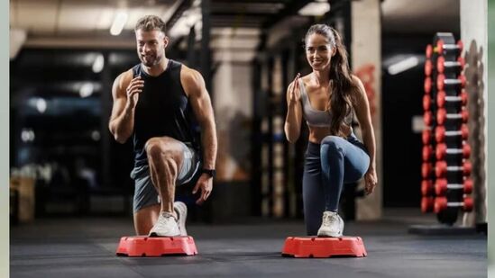 खूप व्यायाम धोकादायक आहे - डॉक्टर रवींद्र स्पष्ट करतात की व्यायाम आणि हार्ट अटॅक यांच्यात यू-कर्व मध्ये रिलेशन असते. याचा अर्थ, जे कोणतेही वर्कआउट करत नाहीत त्यांना हृदयविकाराचा धोका असतो. मध्यम व्यायाम हृदयासाठी चांगला असतो आणि जास्त व्यायामामुळे हृदयविकाराचा धोका वाढतो.&nbsp;