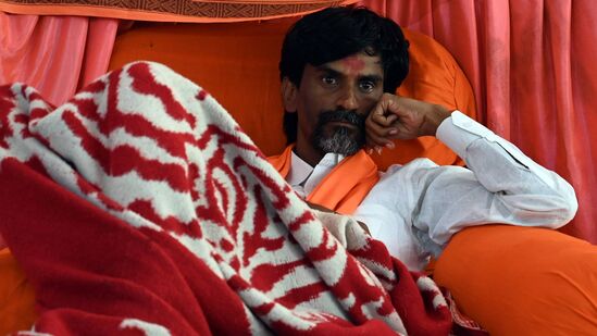 मराठा समाजाच्या आग्रहानंतर मनोज जरांगे पाटील यांचं उपोषण मागे