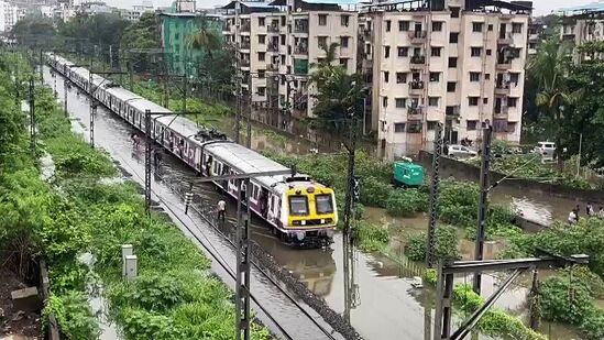 मुसळधार पावसानंतर हार्बर मार्गावरील लोकल सेवा पुन्हा सुरू