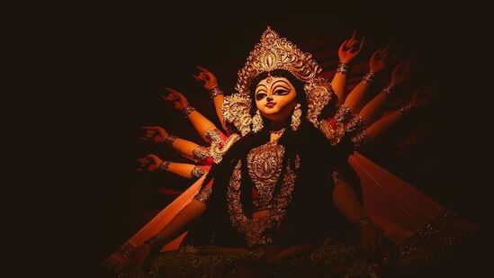 वर्ष २०२४ नवरात्रीत, १० ऑक्टोबरला महासप्तमीच्या दिवशी बुध तूळ राशीत प्रवेश करतो आहे. परिणामी, अनेक राशीच्या लोकांना लाभ होणार आहे, असे भाकीत ज्योतिषशास्त्रात आहेत. पाहूया, महासप्तमीपासून कोणात्या राशीच्या लोकांना सुवर्णलाभ होईल. वर्ष २०२४ नवरात्रीत, १० ऑक्टोबरला महासप्तमीच्या दिवशी बुध तूळ राशीत प्रवेश करतो आहे. परिणामी, अनेक राशीच्या लोकांना लाभ होणार आहे, असे भाकीत ज्योतिषशास्त्रात आहेत. पाहूया, महासप्तमीपासून कोणात्या राशीच्या लोकांना सुवर्णलाभ होईल.