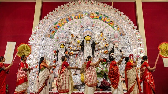 ज्योतिषशास्त्रानुसार बुध दर महिन्याला आपली राशी बदलत असतो. परिणामी, अनेक राशीच्या लोकांच्या नशिबावर परिणाम होतो. दरम्यान, ऑक्टोबर महिन्यात नवरात्री सुरू होत आहे. यावर्षी नवरात्रीत १० ऑक्टोबरला महासप्तमी आहे. त्या दिवशी बुध तूळ राशीत प्रवेश करत आहे. त्याचा प्रभाव अनेक राशींवर पडणार आहे.&nbsp; &nbsp;