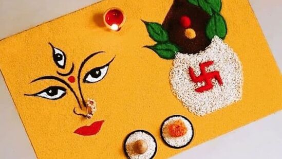 नवरात्रीतील शुभाचे प्रतीक असलेली रांगोळी - रांगोळी हे शुभाचे प्रतीक मानले जाते. ही रांगोळी डिझाइन बनवण्यासाठी तुम्ही अक्षत, सुपारी, मोळी अशा प्रत्येक शुभ वस्तू वापरू शकता.&nbsp;