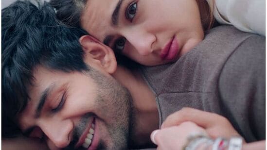 कार्तिक आर्यन आणि सारा अली खान यांच्या लव्ह आज कल या चित्रपटात वीर जोच्या प्रेमात कसा पडतो हे दाखवले, पण जोला तिच्या करिअरवर लक्ष केंद्रित करण्यासाठी वीर सोडून देतो. कार्तिक आर्यन आणि सारा अली खान यांच्या लव्ह आज कल या चित्रपटात वीर जोच्या प्रेमात कसा पडतो हे दाखवले, पण जोला तिच्या करिअरवर लक्ष केंद्रित करण्यासाठी वीर सोडून देतो.