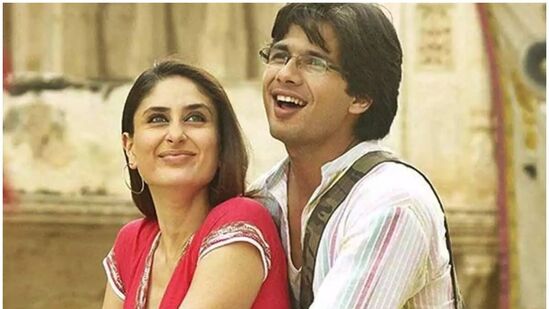 इम्तियाज अलीचा सर्वोत्कृष्ट आणि हिट चित्रपट म्हणजे जब वी मेट. या चित्रपटात करीना कपूर खान आणि शाहिद कपूर मुख्य भूमिकेत आहेत. या चित्रपटाची कथा गीत या एका बबली मुलीच्या अवतीभोवती फिरते जिला वाटेत एक निराश मुलगा आदित्य भेटतो. हा चित्रपट तुफान हिट ठरला होता. इम्तियाज अलीचा सर्वोत्कृष्ट आणि हिट चित्रपट म्हणजे जब वी मेट. या चित्रपटात करीना कपूर खान आणि शाहिद कपूर मुख्य भूमिकेत आहेत. या चित्रपटाची कथा गीत या एका बबली मुलीच्या अवतीभोवती फिरते जिला वाटेत एक निराश मुलगा आदित्य भेटतो. हा चित्रपट तुफान हिट ठरला होता.