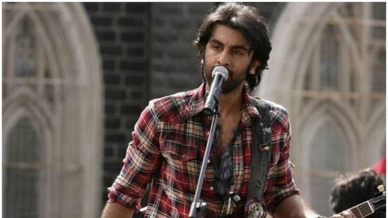 इम्तियाज अलीचा चित्रपट रॉकस्टार हा देखील रणबीर कपूरच्या सर्वोत्कृष्ट चित्रपटांपैकी एक आहे. एका महाविद्यालयीन मुलाला गायक कसे व्हायचे आहे हे दाखवले आहे. इम्तियाज अलीचा चित्रपट रॉकस्टार हा देखील रणबीर कपूरच्या सर्वोत्कृष्ट चित्रपटांपैकी एक आहे. एका महाविद्यालयीन मुलाला गायक कसे व्हायचे आहे हे दाखवले आहे.