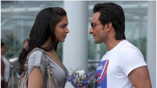 सैफ अली खान आणि दीपिका पदुकोण यांच्या लव्ह आज कल या चित्रपटाने आजच्या पिढीमध्ये प्रेमाबाबत कसा गोंधळ आहे हे दाखवून दिले. यात दीपिका आणि सैफची पात्रे कशी प्रेमात पडतात हे दाखवण्यात आले आहे, परंतु दोघेही वचनबद्धतेवर विश्वास ठेवत नाहीत आणि ब्रेकअप करतात. सैफ अली खान आणि दीपिका पदुकोण यांच्या लव्ह आज कल या चित्रपटाने आजच्या पिढीमध्ये प्रेमाबाबत कसा गोंधळ आहे हे दाखवून दिले. यात दीपिका आणि सैफची पात्रे कशी प्रेमात पडतात हे दाखवण्यात आले आहे, परंतु दोघेही वचनबद्धतेवर विश्वास ठेवत नाहीत आणि ब्रेकअप करतात.