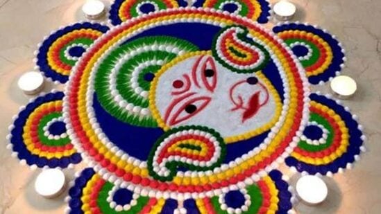 कलरफुल रांगोळी डिझाइन - ही रांगोळी डिझाइन बनवण्यासाठी तुम्ही रंगीबेरंगी रंग वापरू शकता. डार्क रंगात बनवलेले माता राणीचे चित्र कोणालाही भुरळ घालू शकते&nbsp;