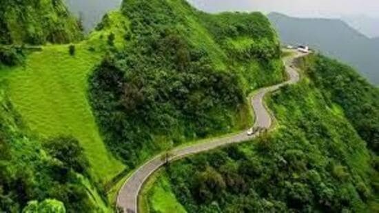 गगनबावड्यात कसे पोहचाल- कोल्हापूरमधून ५५ किलोमीटर अंतरावर हे हिल स्टेशन वसलेले आहे. याठिकाणी पोहोचण्यासाठी एस. टी. बसेसची भरपूर सुविधा आहे. इथे पोहोचण्यासाठी एक तास लागतो. शिवाय तुम्ही खाजगी वाहनानेही पोहचु शकता. तुम्हाला करूळ व भुईबावडा हे दोन घाट लागतात. हे घाट कोकणात मार्गक्रमण करतात. या घाटाचे निसर्गरम्यसौंदर्य तर पावसाळ्यात भुरळ घातल्याशिवाय राहत नाहीत. <p>गगनबावड्यात कसे पोहचाल- कोल्हापूरमधून ५५ किलोमीटर अंतरावर हे हिल स्टेशन वसलेले आहे. याठिकाणी पोहोचण्यासाठी एस. टी. बसेसची भरपूर सुविधा आहे. इथे पोहोचण्यासाठी एक तास लागतो. शिवाय तुम्ही खाजगी वाहनानेही पोहचु शकता. तुम्हाला करूळ व भुईबावडा हे दोन घाट लागतात. हे घाट कोकणात मार्गक्रमण करतात. या घाटाचे निसर्गरम्यसौंदर्य तर पावसाळ्यात भुरळ घातल्याशिवाय राहत नाहीत.<br> </p>