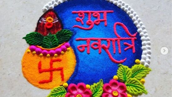 पूजा कलश रांगोळी - नवरात्रीच्या पहिल्या दिवशी तुम्ही तुमच्या घराच्या अंगणात ही रांगोळी डिझाइन काढू शकता. यामध्ये पूजेसाठी ठेवलेला कलश आणि नारळ तयारकरण्यात आला आहे. जे या पवित्र सणाचे प्रतिक आहे.&nbsp;