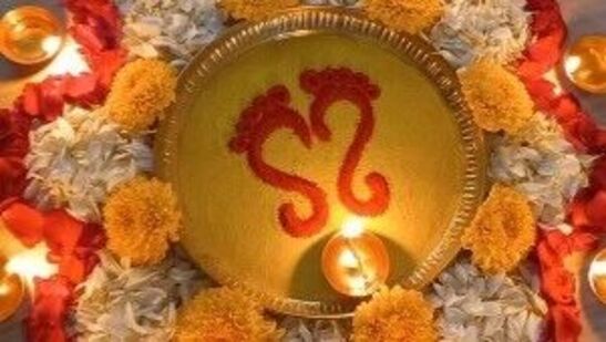 नवरात्री रांगोळी डिझाइन - जर तुम्हाला रांगोळी कशी काढायची हे माहित नसेल, ज्याची कमतरता तुम्हाला प्रत्येक सणाला जाणवते, तर या सोप्या नवरात्रीच्या रांगोळी डिझाइन्समुळे तुमची समस्या कमी होऊ शकते. या रांगोळी डिझाइन्स सुंदर आणि बनवायला इतक्या सोप्या आहेत की कोणीही त्या सहज बनवू शकतो.&nbsp;