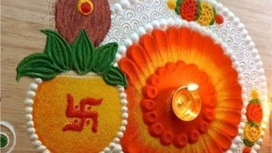 साधी रांगोळी डिझाइन - जर तुम्हाला रांगोळी कशी काढायची हे अजिबात माहित नसेल तर तुम्ही एखाद्या ताटाच्या साहाय्याने ही रांगोळीची डिझाइन अगदी सहज बनवू शकता&nbsp;