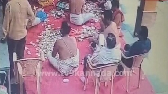 व्हायरल व्हिडिओ: मंदिरातील देणगीचे पैसे घातले खिशात