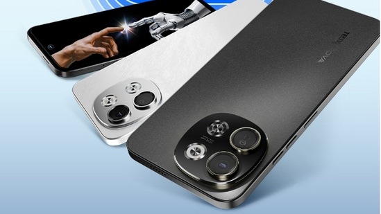 टेक्नो पोवा ६ निओ: फोनमध्ये मीडियाटेक डायमेंसिटी ६३००, 5G ६ एनएम प्रोसेसर सह १६ जीबी रॅम आणि २५६ जीबी स्टोरेज आहे. यात एआयजीसी, एआय इरेजर, एआय कट आऊट, एआय वॉलपेपर, एआय आर्टबोर्ड आणि आस्क एआय सारखे काही प्रगत एआय फीचर्स देण्यात&nbsp; आले आहेत. अ‍ॅमेझॉन सेलदरम्यान हा बजेट एआय स्मार्टफोन तुम्हाला केवळ१२ हजार ७४९ रुपयांमध्ये मिळू शकतो.&nbsp;