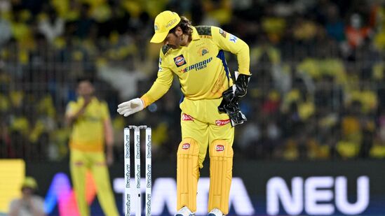 MS Dhoni : सीएसकेने धोनीला रिटने केलं तर कोट्यवधी रुपयांचं नुकसान होणार, थालाला किती पगार मिळणार? जाणून घ्या