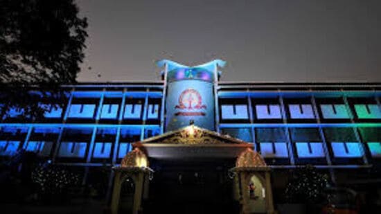 अदानी समूह आता शिक्षण क्षेत्रात! चंद्रपुरातील खासगी हायस्कूल अदानी फाऊंडेशन घेणार ताब्यात