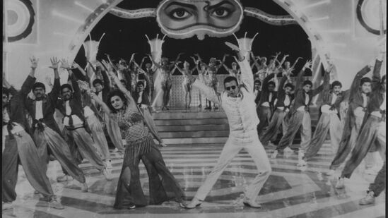 तीसरा कौनमध्ये मिथुन चक्रवर्ती शीबा आकाशदीपसोबत डान्स करताना दिसले होते.