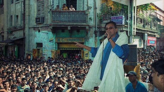 मिथुन चक्रवर्ती यांनी 2011 मध्ये आपल्या राजकीय प्रवासाला सुरुवात केली होती. 2001 मधील या फोटोत ते वेगळ्या लूकमध्ये दिसत आहेत. मिथुन चक्रवर्ती यांनी 2011 मध्ये आपल्या राजकीय प्रवासाला सुरुवात केली होती. 2001 मधील या फोटोत ते वेगळ्या लूकमध्ये दिसत आहेत.