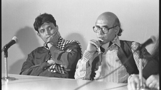 १९९३ मध्ये नवी दिल्लीतील सिरी फोर्ट ऑडिटोरियममध्ये पत्रकार परिषदेत मिथुन चक्रवर्ती दिग्दर्शक बुद्धदेव दासगुप्ता यांच्यासोबत. १९९३ मध्ये नवी दिल्लीतील सिरी फोर्ट ऑडिटोरियममध्ये पत्रकार परिषदेत मिथुन चक्रवर्ती दिग्दर्शक बुद्धदेव दासगुप्ता यांच्यासोबत.