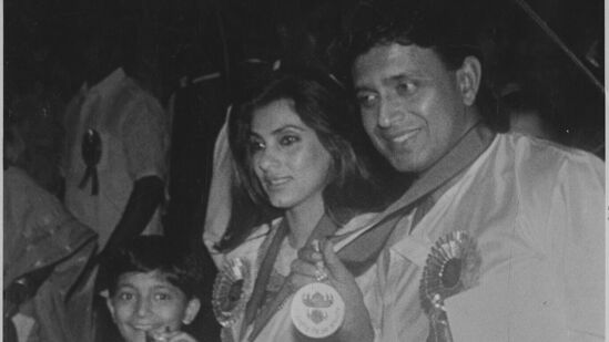 मिथुन चक्रवर्ती यांनी 1995 मध्ये डिंपल कपाडिया यांच्यासोबत फोटो काढला होता.