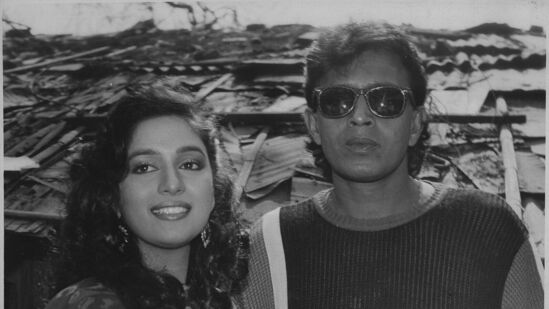 मुजरिममधील मिथुन चक्रवर्ती आणि माधुरी दीक्षित.