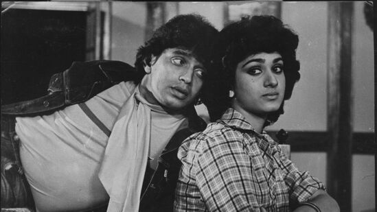 आंधी तूफानच्या सीनमध्ये मिथुन चक्रवर्ती आणि मीनाक्षी शेषाद्री.