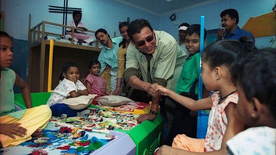 मिथुन चक्रवर्ती २००१ मध्ये थॅलेसेमिया हॉस्पिटलमध्ये मुलांना भेटले होते.