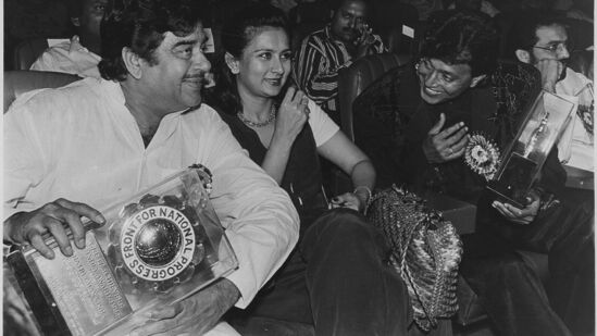 1994 मध्ये नवी दिल्लीत एका समारंभात ग्रेट अचिव्हर्स ऑफ इंडिया पुरस्कार मिळाल्यानंतर मिथुन चक्रवर्ती अभिनेता शत्रुघ्न सिन्हा आणि पूनम ढिल्लन यांच्यासोबतचा खास क्षण 1994 मध्ये नवी दिल्लीत एका समारंभात ग्रेट अचिव्हर्स ऑफ इंडिया पुरस्कार मिळाल्यानंतर मिथुन चक्रवर्ती अभिनेता शत्रुघ्न सिन्हा आणि पूनम ढिल्लन यांच्यासोबतचा खास क्षण