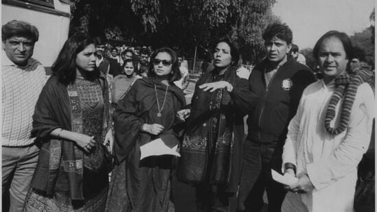 १९९३ मध्ये मिथुन चक्रवर्ती, चित्रपट लेखक जावेद अख्तर, अभिनेत्री शर्मिला टागोर, शबाना आझमी आणि दिवंगत फारुख शेख यांनी नवी दिल्लीत पंतप्रधान पीव्ही नरसिंह राव यांची भेट घेऊन मुंबईत शांतता प्रस्थापित करण्यासाठी पावले उचलण्याची मागणी केली होती. १९९३ मध्ये मिथुन चक्रवर्ती, चित्रपट लेखक जावेद अख्तर, अभिनेत्री शर्मिला टागोर, शबाना आझमी आणि दिवंगत फारुख शेख यांनी नवी दिल्लीत पंतप्रधान पीव्ही नरसिंह राव यांची भेट घेऊन मुंबईत शांतता प्रस्थापित करण्यासाठी पावले उचलण्याची मागणी केली होती.