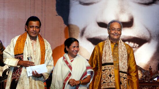 २०१२ मध्ये पश्चिम बंगाल सरकारच्या वतीने मुख्यमंत्री ममता बॅनर्जी यांनी मिथुन चक्रवर्ती यांना सन्मानित करताना