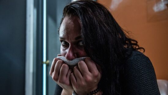 हे सूक्ष्मजीव त्वचेवरील घामाच्या ग्रंथींमधून बाहेर पडणाऱ्या "सीबम" नावाच्या तेलकट पदार्थाने पुढे वाढतात. हे सूक्ष्मजंतू प्रामुख्याने चेहरा, मान, बगल आणि जननेंद्रियाच्या भागात आढळतात. त्वचेच्या एका चौरस सेंटीमीटरमध्ये हे जंतू २ ते ४ दशलक्षांच्या दरम्यान असल्याचा अंदाज आहे.