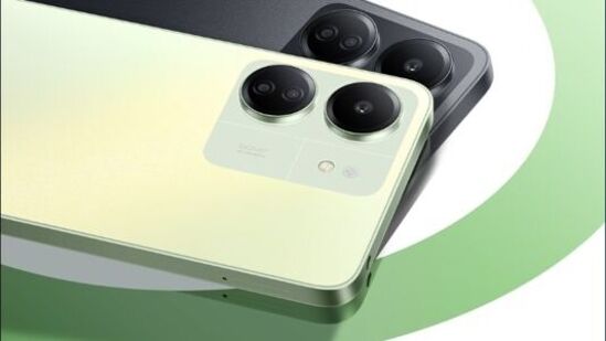 रेडमी १३ सी: हा रेडमीचा सर्वात लोकप्रिय ५जी स्मार्टफोन आहे, जो परवडणाऱ्या किंमतीत उपलब्ध आहे. रेडमी १३ सीमध्ये ९० हर्ट्झ रिफ्रेश रेट आणि कॉर्निंग गोरिल्ला ग्लास ३ प्रोटेक्शनसह ६.७४ इंचाचा एचडी+ डिस्प्ले देण्यात आला आहे. यात मीडियाटेक डायमेंसिटी ६१००+ ५जी प्रोसेसर आणि ८ जीबी रॅम देण्यात आली आहे. रेडमी १३ सी तुम्हाला ८ हजार ९९९ रुपयांच्या सवलतीच्या किंमतीत मिळू शकतो. रेडमी १३ सी: हा रेडमीचा सर्वात लोकप्रिय ५जी स्मार्टफोन आहे, जो परवडणाऱ्या किंमतीत उपलब्ध आहे. रेडमी १३ सीमध्ये ९० हर्ट्झ रिफ्रेश रेट आणि कॉर्निंग गोरिल्ला ग्लास ३ प्रोटेक्शनसह ६.७४ इंचाचा एचडी+ डिस्प्ले देण्यात आला आहे. यात मीडियाटेक डायमेंसिटी ६१००+ ५जी प्रोसेसर आणि ८ जीबी रॅम देण्यात आली आहे. रेडमी १३ सी तुम्हाला ८ हजार ९९९ रुपयांच्या सवलतीच्या किंमतीत मिळू शकतो. 