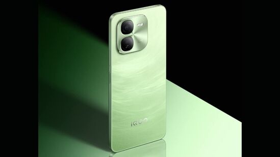 आयक्यूओओ झेड ९ एक्स: हा एक नवीन लॉन्च केलेला मिड-रेंज स्मार्टफोन आहे जो४ एनएम स्नॅपड्रॅगन ६ जेन१ द्वारे संचालित आहे जो लॅग-फ्री परफॉर्मन्ससाठी ५६० के + अँटुटू स्कोअर ऑफर करण्याचा दावा करतो. आयक्यूओओ झेड ९ एक्स मध्ये ६००० एमएएच अल्ट्रा स्लिम बॅटरी देखील आहे, जी ४४ वॉट फ्लॅशचार्जला सपोर्ट करते. आयक्यूओओ झेड ९ एक्स ए ची किंमत १८ हजार ९९९ रुपये आहे, अॅमेझॉन सेलमध्ये हा फोन केवळ १३ हजार ९९९ रुपयांमध्ये मिळू शकते. आयक्यूओओ झेड ९ एक्स: हा एक नवीन लॉन्च केलेला मिड-रेंज स्मार्टफोन आहे जो४ एनएम स्नॅपड्रॅगन ६ जेन१ द्वारे संचालित आहे जो लॅग-फ्री परफॉर्मन्ससाठी ५६० के + अँटुटू स्कोअर ऑफर करण्याचा दावा करतो. आयक्यूओओ झेड ९ एक्स मध्ये ६००० एमएएच अल्ट्रा स्लिम बॅटरी देखील आहे, जी ४४ वॉट फ्लॅशचार्जला सपोर्ट करते. आयक्यूओओ झेड ९ एक्स ए ची किंमत १८ हजार ९९९ रुपये आहे, अॅमेझॉन सेलमध्ये हा फोन केवळ १३ हजार ९९९ रुपयांमध्ये मिळू शकते.