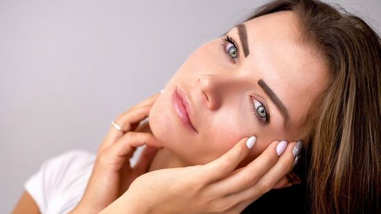 आंघोळीमुळे त्वचेवरील धुळीचे कण, ग्रीस आणि सूक्ष्मजीव निघून जातात. काही सूक्ष्मजीव कितीही आंघोळ केली तरी निघून जात नाहीत.&nbsp;