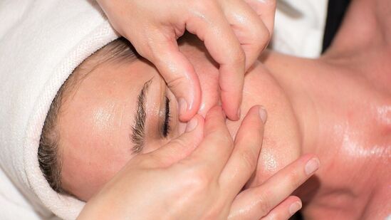 हात, छाती आणि ओटीपोटाच्या वरच्या भागावर घामाचे फोड दिसतात. पायाची बोटे आणि कमरेदरम्यान खाज सुटते. 'एस्परगिलस' या बुरशीमुळे त्वचा, कान आणि फुफ्फुसांमध्ये आजार होतात.&nbsp;