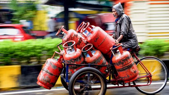ऑक्टोबर महिन्याच्या सुरवातीला महागाईचा भडका! एलपीजी सिलिंडर ५० रुपयांनी महागला, सणासुदीपूर्वी धक्का