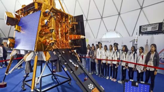 ISRO मध्ये काम करण्यास इच्छुकांसाठी सुवर्ण संधी! २ लाखाहून अधिक पगार; पात्रता काय? जाणून घ्या