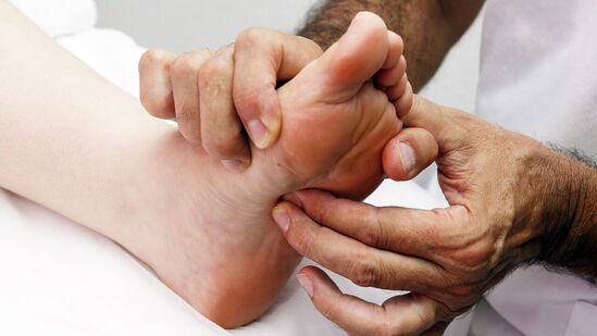 डायबेटिक मोटर न्यूरोपॅथीमुळे लहान स्नायू कमकुवत होतात आणि पायाची बोटे कुटिल होतात. त्यामुळे पातळ हाडांची टोके जमिनीच्या दिशेने बाहेर पडतात व त्यांच्यावर दाब वाढतो व फोड तयार होतात. ऑटोनॉमिक न्यूरोपॅथीमुळे त्वचा कोरडी होते आणि पायात क्रॅक होते. क्रॅकमधून संसर्ग पायाच्या आतील भागात प्रवेश करतो.