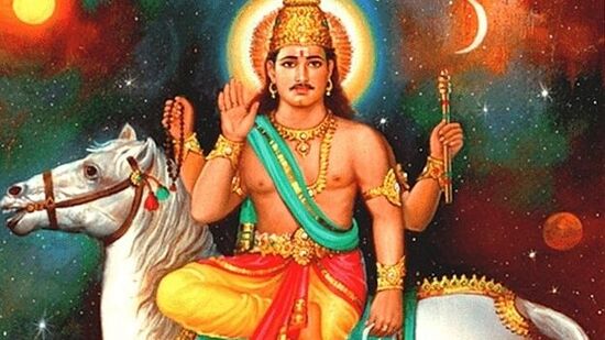 ज्योतिषशास्त्रात शुक्राला वैभव आणि सौंदर्याचा स्वामी मानले आहे. शुक्र हा जीवनात प्रखर बुद्धिमत्ता, आराम आणि उत्तम आरोग्याचा प्रतीक मानला जातो. असे मानले जाते की, जेव्हा कुंडलीतील भगवान शुक्राची स्थिती मजबूत असते, तेव्हा लोकांच्या जीवनात आनंदाचा वर्षाव होण्यास सुरुवात होते. त्याच्या संक्रमणामुळे अनेक चांगल्या संधी मिळतात.