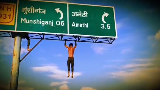 व्हायरल व्हिडिओ: ३० उंच साईनबोर्डला लटकून तरुणाची स्टंटबाजी