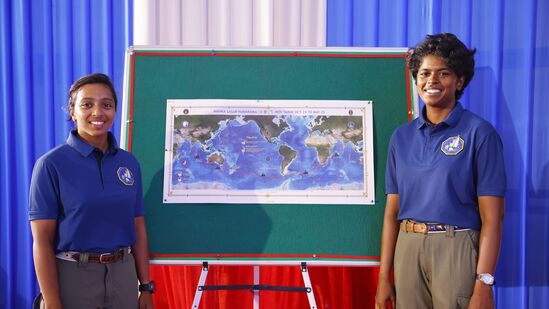 हिंद महासागर, प्रशांत महासागर आणि अटलांटिक महासागरातून या दोन महिला अधिकाऱ्यांचा समुद्र प्रवास होणार आहे. यापूर्वी १० सप्टेंबर २०१७ ते २१ मे २०१८ दरम्यान भारतीय नौसेनेच्या सहा महिला अधिकाऱ्यांनी INSV तरिणीद्वारे ४० हजार किमीची ‘नाविका सागर परिक्रमा’ ही पहिली सागरी प्रवास मोहिम राबवली होती. दोन्ही महिला अधिकाऱ्यांनी गेले तीन वर्ष सागरी नौकानयनाचे शास्त्रशुद्ध प्रशिक्षण घेतले असून आत्तापर्यंत ७०,३७६ किमी सागरी नौकानयन करण्याचा अनुभव त्यांच्या गाठीशी आहे. सागरी नौकानयनाचे विविध पैलू हवामानशास्त्र, नेव्हिगेशन, कठीण परिस्थितीत जगण्याची तंत्र आणि समुद्रातील औषधोपचार याचेही प्रशिक्षण देण्यात आले आहे. हिंद महासागर, प्रशांत महासागर आणि अटलांटिक महासागरातून या दोन महिला अधिकाऱ्यांचा समुद्र प्रवास होणार आहे. यापूर्वी १० सप्टेंबर २०१७ ते २१ मे २०१८ दरम्यान भारतीय नौसेनेच्या सहा महिला अधिकाऱ्यांनी INSV तरिणीद्वारे ४० हजार किमीची ‘नाविका सागर परिक्रमा’ ही पहिली सागरी प्रवास मोहिम राबवली होती. दोन्ही महिला अधिकाऱ्यांनी गेले तीन वर्ष सागरी नौकानयनाचे शास्त्रशुद्ध प्रशिक्षण घेतले असून आत्तापर्यंत ७०,३७६ किमी सागरी नौकानयन करण्याचा अनुभव त्यांच्या गाठीशी आहे. सागरी नौकानयनाचे विविध पैलू हवामानशास्त्र, नेव्हिगेशन, कठीण परिस्थितीत जगण्याची तंत्र आणि समुद्रातील औषधोपचार याचेही प्रशिक्षण देण्यात आले आहे.