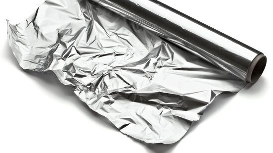 ॲल्युमिनियम फॉइलमध्ये आंबट पदार्थ साठवू नका. टोमॅटोची पेस्ट, आंबट फळे, आंबट रस पॅक करू नका. अन्नातील आंबट घटक ॲल्युमिनियम फॉइलशी प्रतिक्रिया देतात आणि अन्न विषारी बनवतात.&nbsp;