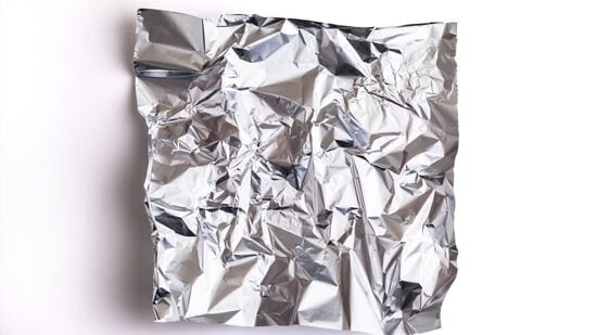 जर तुम्हाला तुमचे शिजवलेले अन्न ताजे ठेवायचे असेल तर तुम्ही ॲल्युमिनियम फॉइल वापरू शकता. कारण ते अन्नातील ओलावा बाहेर काढते. पण जास्त गरम करू नये.