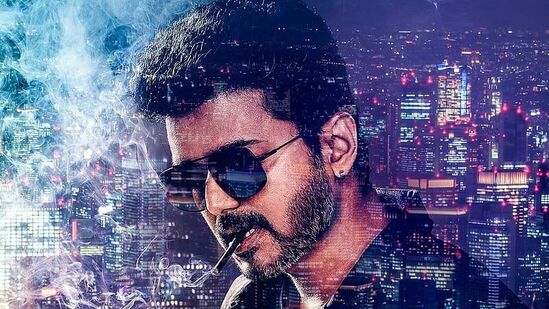 सरकार : बॉलिवूडमध्ये ‘सरकार’ नावाचा चित्रपट अ‍ॅक्शन फिल्म्सचा बाप मानला जातो. पण, आज आपण साऊथच्या ‘सरकार’ चित्रपटाबद्दल बोलणार आहोत. थलापती विजय अभिनीत हा चित्रपट एका व्यावसायिकाच्या राजकीय व्यवस्थेविरुद्धच्या लढ्याबद्दल आहे. कथेला तिथून सुरुवात होते, जेव्हा हा व्यापारी आपले मत देण्यासाठी भारतात येतो आणि त्याला कळते की, त्याचे मत आधीच दुसऱ्याने टाकले आहे.