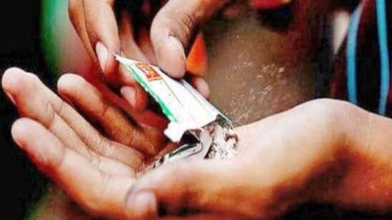 बायकोला गुटख्याचे व्यसन! रात्री पतीच्या खिशातून चोरून खात होती गुटखा, पोलिस ठाण्यात पोहोचला वाद